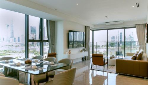 Three-Bedroom Apartment with Lake View