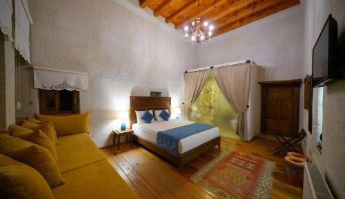 Deluxe Double Room (2 Adults + 1 Child)