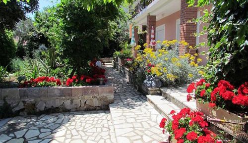 Apartment with Garden View