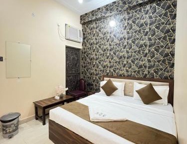 Deluxe Double Room (2 Adults + 1 Child)