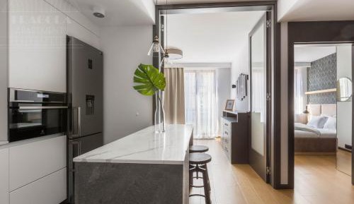 Golden Globe 2-Bedroom Apartment