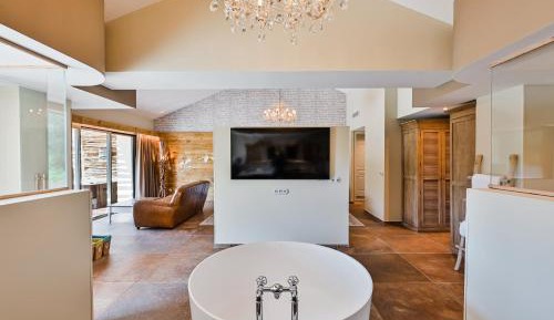 King Suite with Two Hot Tubs