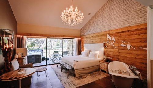 Pesquiers Village King Room with Hot Tub