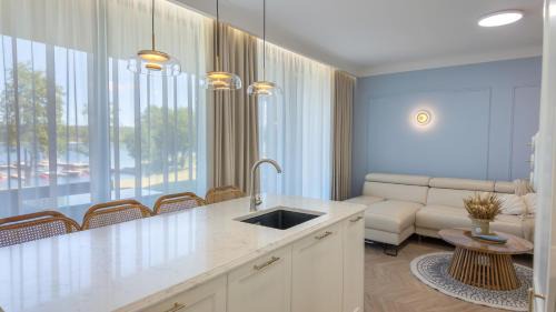 One-Bedroom Apartment with Lake View