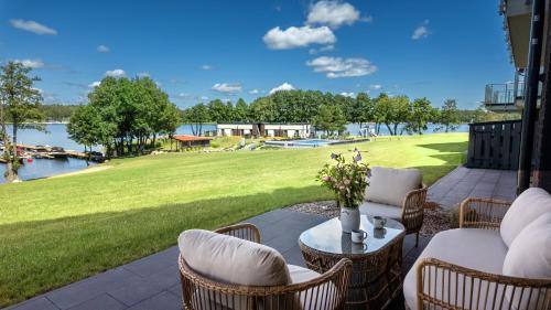 One-Bedroom Apartment with Lake View