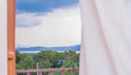 Apartment with Lake View