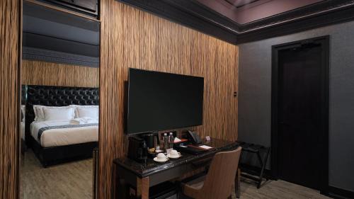 Premier Suite with Kitchen and Dining