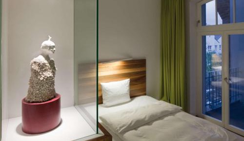 Standard Queen Room with Shower and Convertible Twin Beds