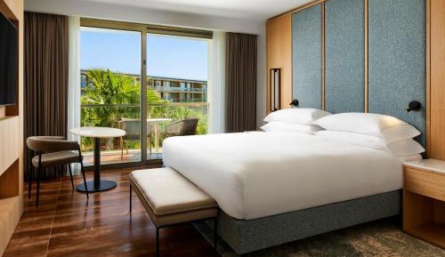 One-Bedroom King Suite with Sofa Bed and Balcony - Resort View and Club Lounge Access