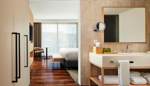 One-Bedroom King Suite with Sofa Bed and Balcony - Sea View and Club Lounge Access