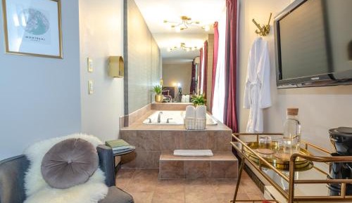 Queen Room with Spa Bath