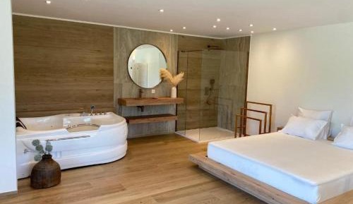 Deluxe Double Room with Bath