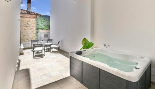 Deluxe Suite with Spa Bath
