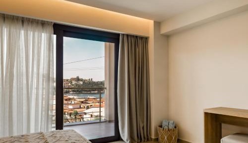 Deluxe One-Bedroom Apartment with Harbor View