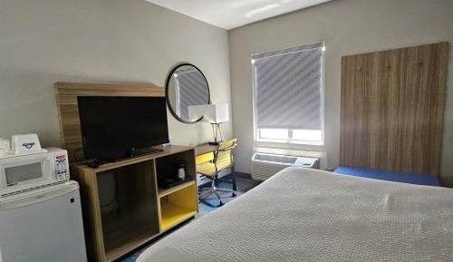 King Room with Bath Tub - Mobility Accessible/Non-Smoking