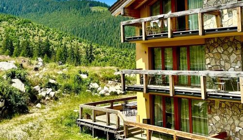 Apartment with Mountain View