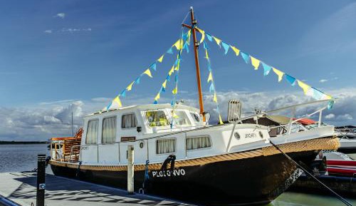 One-Bedroom Boat