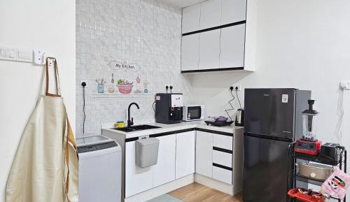 Euro Kitchen & Private Covered Parking - Studio Apartment 