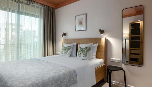 One-Bedroom Apartment with Park View
