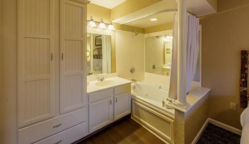 Two-Bedroom Villa Lodge 1 King 1 Queen Bed