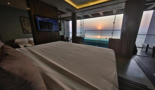 Suite with Private Pool with Free Airport Transfer