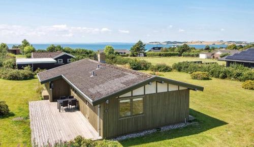 Three-Bedroom Holiday Home 