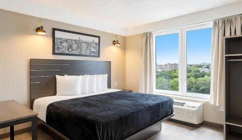 Deluxe King Room - Non-Smoking