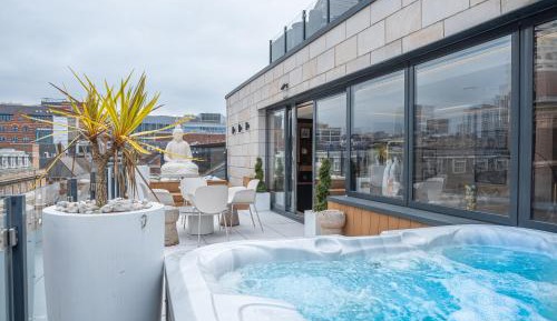 Three-Bedroom Apartment with Balcony