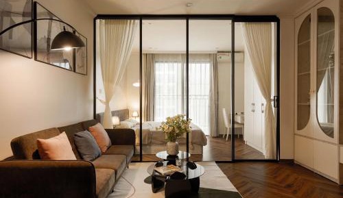 King Suite with Pool View