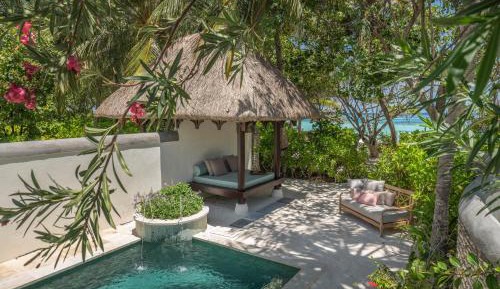 Deluxe Beach Pavilion with Pool King Bed