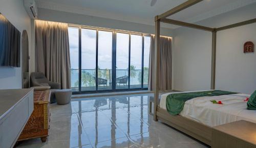 Suite with Balcony Pool View & Sea View