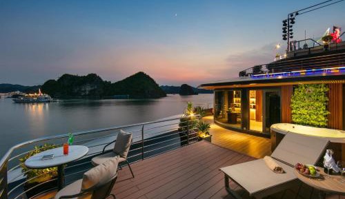 Calista Panoramic President Suite with Private Sundeck, Outdoor Jacuzzi, Butler Service and International Internet Access