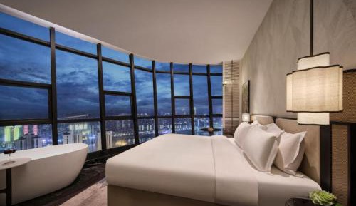 Queen Suite with Spa Bath