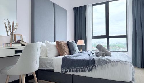 One-Bedroom Apartment with City View