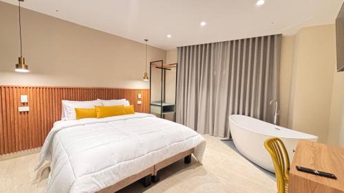 Deluxe Queen Suite