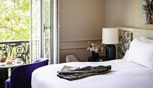 Luxury Queen Room with One Queen Bed and Courtyard or Rue Scribe View
