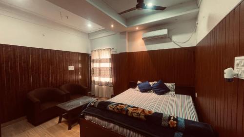 Deluxe Double Room (2 Adults + 1 Child)