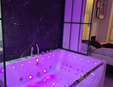 Studio with Spa Bath