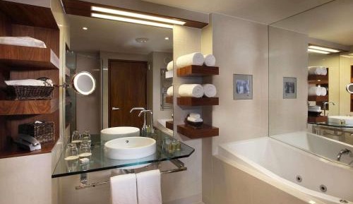 Luxury King Room with Balcony, Spa Bath and Executive Lounge Access