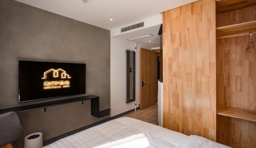 Standard Queen Room