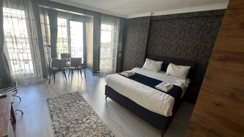 Queen Room with Balcony