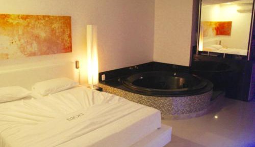 Deluxe Queen Suite
