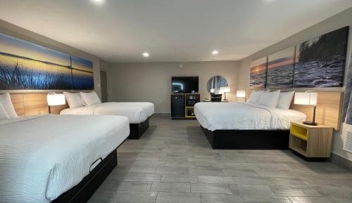 Suite with Two Queen Beds and One King Bed - Non-Smoking