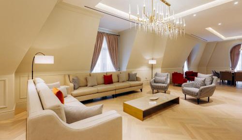 Deluxe Family Room