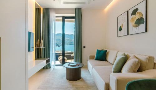 One-Bedroom Apartment with Sea View