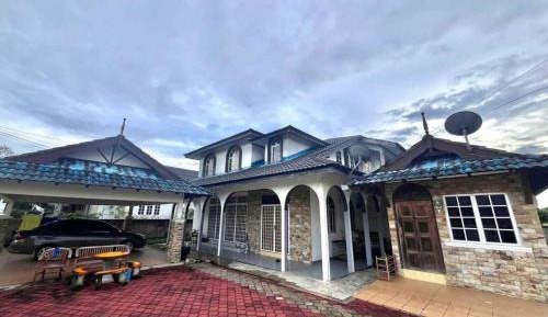 Six-Bedroom House