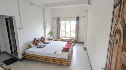 Deluxe Room (2 Adults + 1 Child)