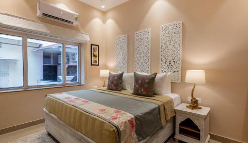 Junior Suite: Enjoy Pandit-led Welcome Ceremony, Morning Havan in the courtyard, Holi Dip in the Ganges, Evening Hi-Tea, Live Music, Ganga Aarti Experience, Live Banarasi Paan experience and more