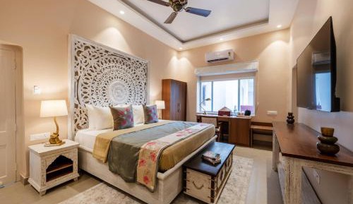 Premium Room: Enjoy Pandit-led Welcome Ceremony, Morning Havan in the courtyard, Holi Dip in the Ganges, Evening Hi-Tea, Live Music, Ganga Aarti Experience, Live Banarasi Paan experience and more