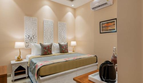 Deluxe Room: Enjoy Pandit-led Welcome Ceremony, Morning Havan in the courtyard, Holi Dip in the Ganges, Evening Hi-Tea, Live Music, Ganga Aarti Experience, Live Banarasi Paan experience and more 